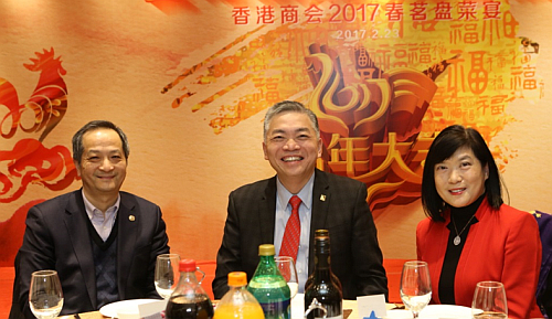 駐滬辦主任鄧仲敏（右）與商會會長李劍鋒（中）及上海海外聯誼會副會長王建敏（左）合照。