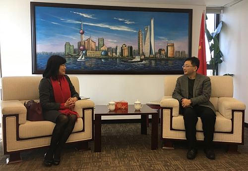 駐滬辦主任鄧仲敏（左）與上海市商務委員會副主任楊朝（右）會面交流。