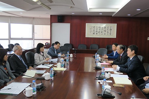 教育局局長吳克儉（左二）與上海市教育委員會副主任丁曉東（右一）會面。