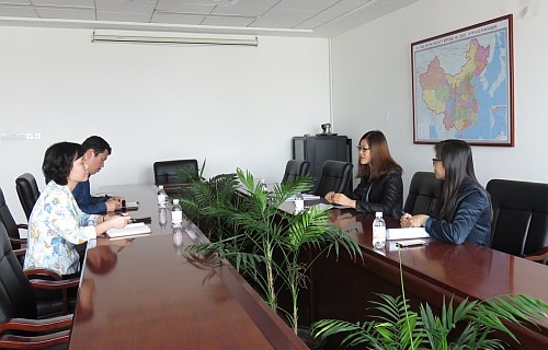 王諾君主任（右二）與青島市人民政府外事辦公室亞洲處副處長王蓬（左一）等人會面。