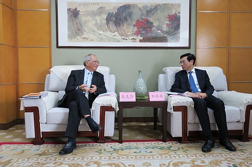 教育局局長吳克儉（左）與浙江省教育廳廳長郭華巍（右）會面。