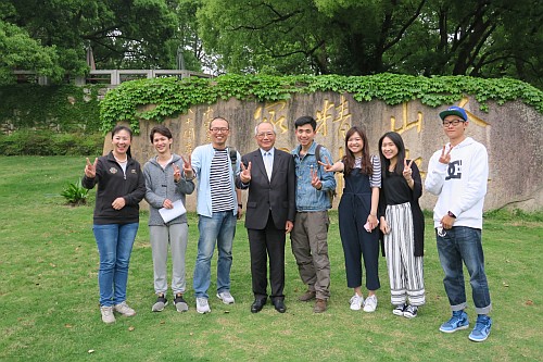 教育局局長吳克儉（左四）在杭州探訪中國美術學院，並與來自香港的學生聚會。