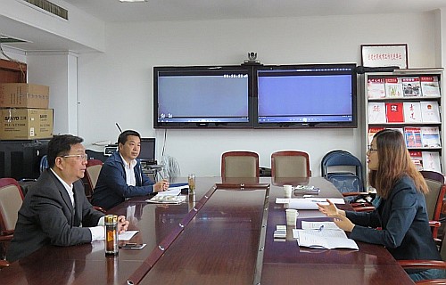 王諾君主任（右一）與萊蕪市人民政府外事僑務辦公室主任李茂鑫（左一）及副主任譚洪卓（左二）會面交流。