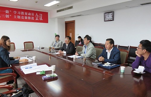 王諾君主任（左一）與萊蕪市人民政府外商投資服務中心主任劉玉（右三）及副主任崔學明（左二）會面交流。