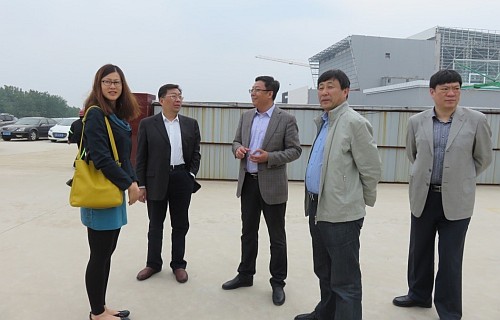 王諾君主任（左一）參觀光大環保（萊蕪）有限公司的餐廚垃圾處理項目。