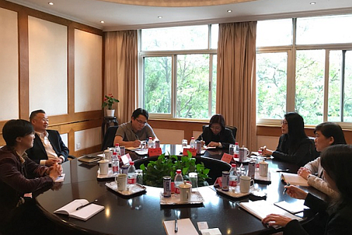 駐滬辦主任鄧仲敏（右二）一行與萬向集團董事局工作室總經理許小建（左二）會面。