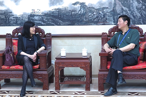 圖示鄧仲敏（左）與鄧峰（右）在會上，就多個事項包括皖港兩地的文化藝術交流、青年交流以及共同推動皖港兩地進一步合作等交換意見。
