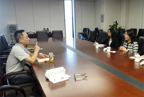 駐浙江聯絡處主任廖鳳嫻（右一）與杭州市外事辦副主任金恒（左）會面。