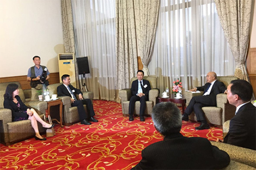 駐浙江聯絡處主任廖鳳嫻（左一）參加與浙江省商務廳廳長孟剛（右三）會面。