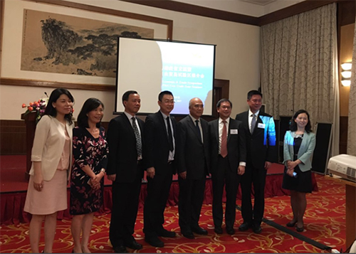 駐浙江聯絡處主任廖鳳嫻（左二）與浙江省商務廳廳長孟剛（右四）、香港服務業代表團代表合照。