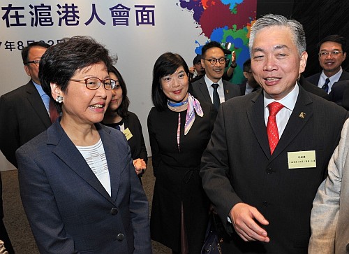 行政長官和駐滬辦主任鄧仲敏（中）與中國香港（地區）商會 — 上海分會會長李劍鋒（前排右一）等代表交流。