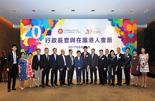行政長官與上海香港聯會的代表合影留念。