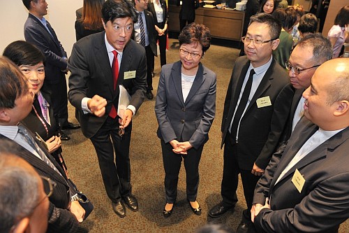 行政長官和駐滬辦主任與上海香港聯會會長姚祖輝（右五）等代表交流。