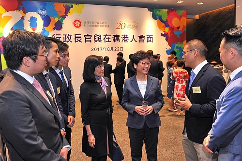 行政長官和駐滬辦主任與滬港青年會主席麥德銓（右二）等代表交流。