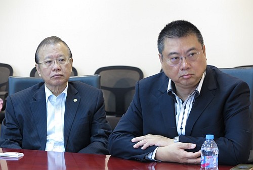 香港汽車零部件工業協會會長陳志強（右）介紹協會的發展情況。