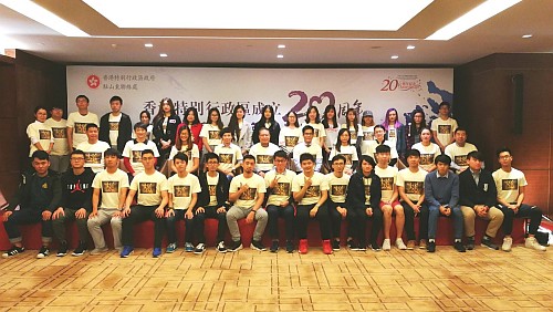 駐山東聯絡處主任王諾君（第二排左三）與在魯香港企業代表及香港青年大合照。