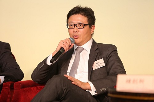 香港交易及結算所有限公司市場發展科上市發行服務高級副總裁鍾創新。