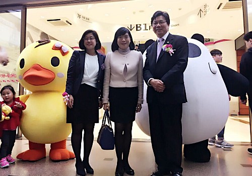 駐滬辦主任鄧仲敏（中）與香港玩具廠商會會長譚祖德（右）、香港玩具協會主席張綺媚（左）合影。