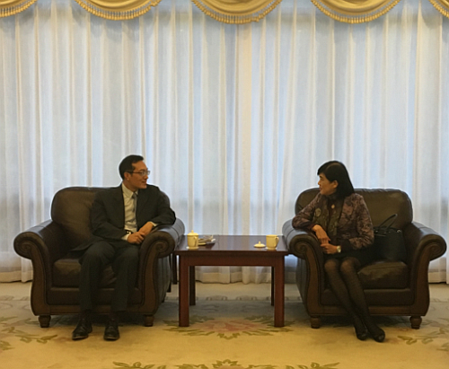 駐滬辦主任鄧仲敏（右）與浙江省港澳辦副主任陳江風（左）見面交流。