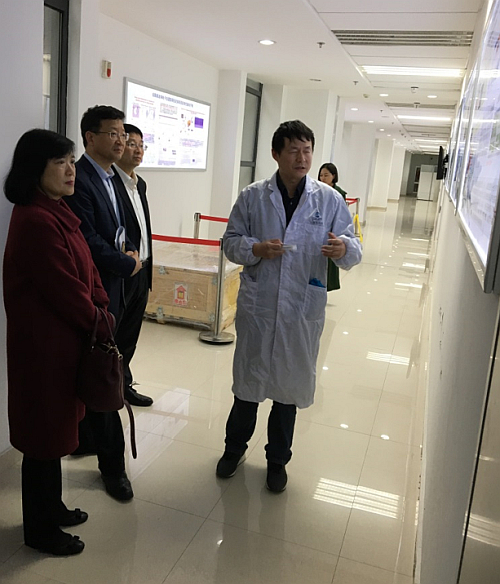 上海超強超短激光實驗裝置相關負責人介紹實驗室的建設情況。