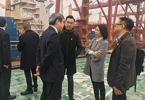 駐浙江聯絡處主任廖鳳嫻（右二）參觀寧波北侖國際集裝箱碼頭有限公司設施。