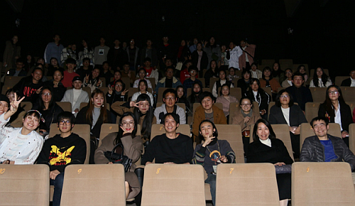 駐浙江聯絡處主任廖鳳嫻（右二）和香港著名編劇及導演馮志強（中），與出席影後座談的約八十名公眾人士、學生等合照。