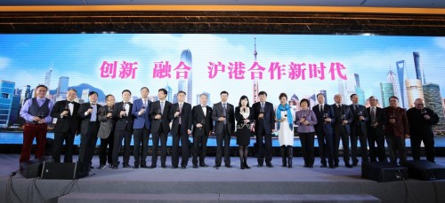 駐滬辦主任（左十一）與上海市副市長許昆林（左十）、中國香港（地區）商會 — 上海會長李劍鋒（左九）等嘉賓共同主持祝酒儀式。