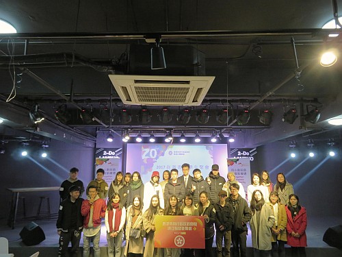 駐浙江聯絡處主任廖鳳嫻（上排右三）與二十多名浙江省香港大學生合照。