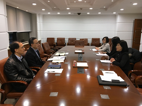 駐滬辦主任鄧仲敏與上海市發改委副主任朱民會面交流。
