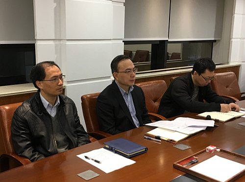 上海市發改委副主任朱民介紹上海在不同領域發展的情況。