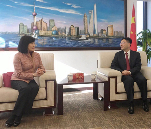 駐滬辦主任鄧仲敏與上海市商務委副主任楊朝會面交流。