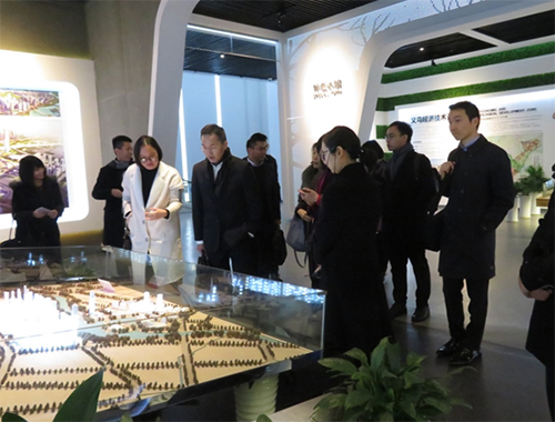 政制及內地事務局常任秘書長鄧忍光（中）參觀義烏城市規劃展示館。