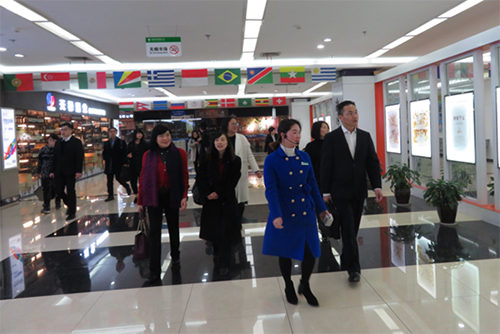 政制及內地事務局常任秘書長鄧忍光（右一）及駐滬辦主任鄧仲敏（左一）等考察義烏國際商貿城。