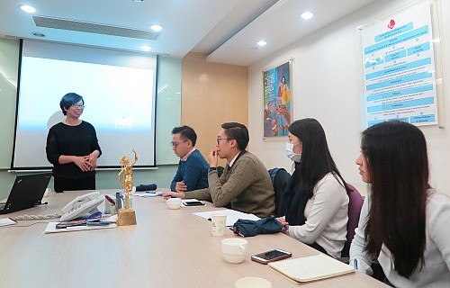 圖示香港大學和香港科技大學的學生就旅發局在內地推廣香港旅遊業的策略與魏永紅（左一）進行交流。