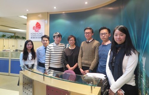 圖示魏永紅（中）與香港大學和香港科技大學學生合照。