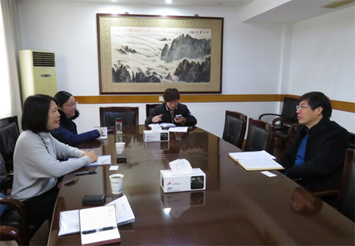 駐浙江聯絡處主任廖鳳嫻（左一）與紹興市教育局副局長馬成永（右）會面。
