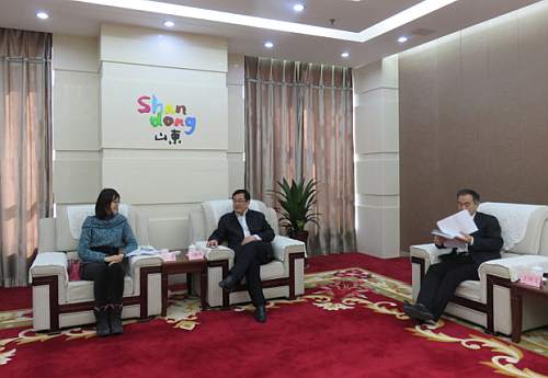 駐山東聯絡處主任王諾君（左）與菏澤市商務局局長耿振華（右二）及副局長王興文（右一）會面交流。