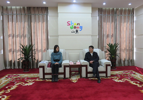 駐山東聯絡處主任王諾君（左）與菏澤市人民政府副市長王衛東（右）會面交流。