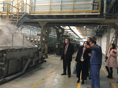 駐浙江聯絡處主任廖鳳嫻（左一）與東方鋼簾線有限公司副總經理王量（右二）參觀生產車間。