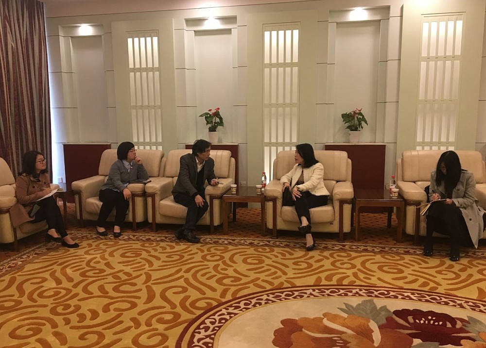 駐浙江聯絡處主任廖鳳嫻（右一）與杭州劇院總經理沈振天（左二）會面。