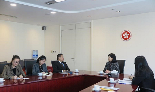 鄧主任與來訪的香港品質保證局代表會面。