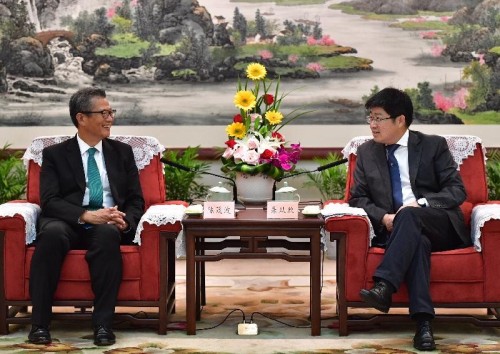 財政司司長陳茂波（左）與浙江省副省長朱從玖（右）會面。
