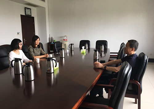駐山東聯絡處主任王諾君（左二）與濟南市商務局副局長蔣東風（右）等人會面交流。