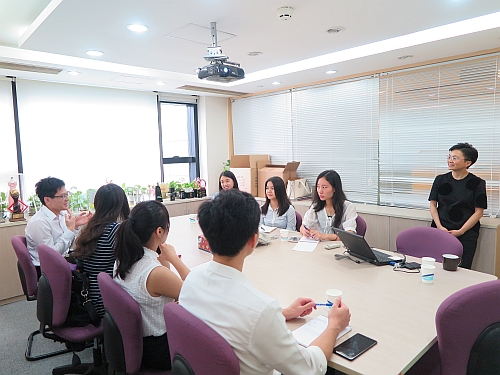 圖示香港科技大學的學生（左一）就旅發局在內地推廣香港旅遊業的策略與李念昭（右一）進行交流。