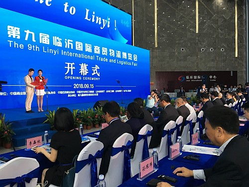駐山東聯絡處副主任李嘉欣（第一排左一）出席第九屆臨沂國際商貿物流博覽會開幕式