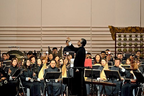 香港中樂團在國家一級指揮、香港中樂團藝術總監兼終身指揮閻惠昌（中）帶領下演奏多首經典大型中樂作品