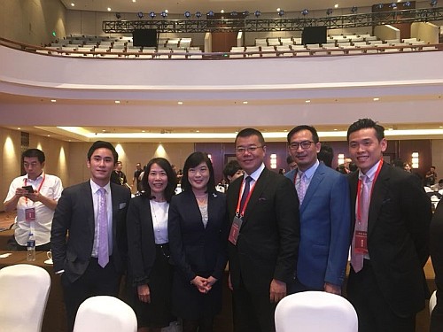 駐滬辦主任鄧仲敏（左三）、駐浙江聯絡處主任廖鳳嫻（左二）與香港菁英會主席莊家彬（左一）及香港青年企業家合影。