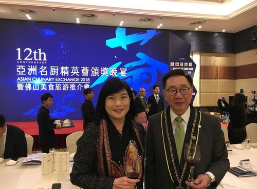 駐滬辦主任鄧仲敏與香港酒店業主聯會執行總幹事李漢城合照