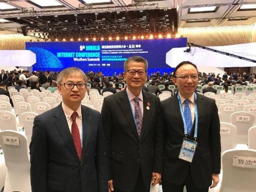 財政司司長陳茂波（中），在創新及科技局副局長鍾偉強博士（左）和政府資訊科技總監林偉喬（右）陪同下，出席第五屆世界互聯網大會。