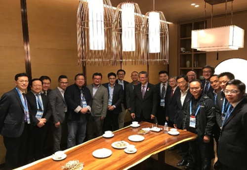 財政司司長陳茂波（中）與出席第五屆世界互聯網大會的香港代表團成員會面。